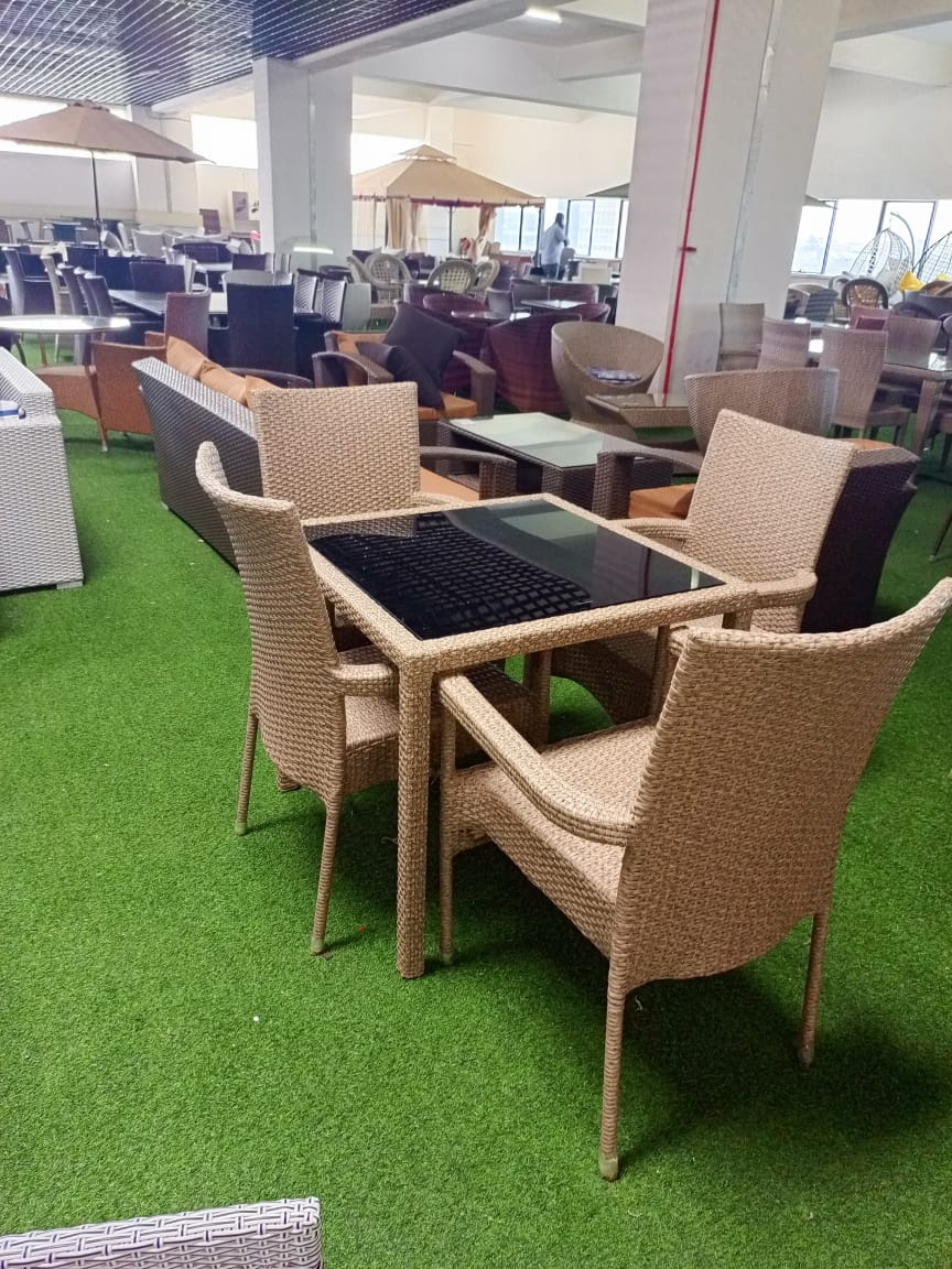 Brown 4-Seater Outdoor Dining Set Brown 4-Seater Outdoor Dining Set